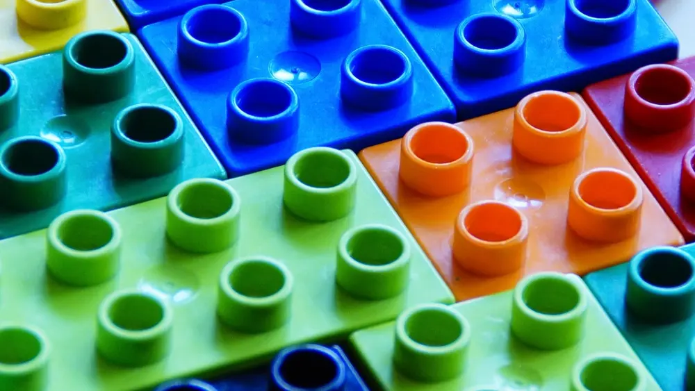 Bunte ineinandergesteckte Bauklötze in Nahaufnahme — die Bau-Crew von BattleVoxel